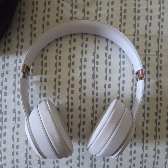 Beats Solo 4 Wireless Headphones - Picture 3 of 5